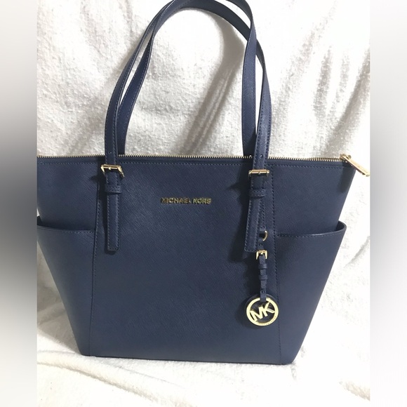 EUC Michael Kors Jet Set Navy Saffiano Leather Bag - Picture 1 of 10